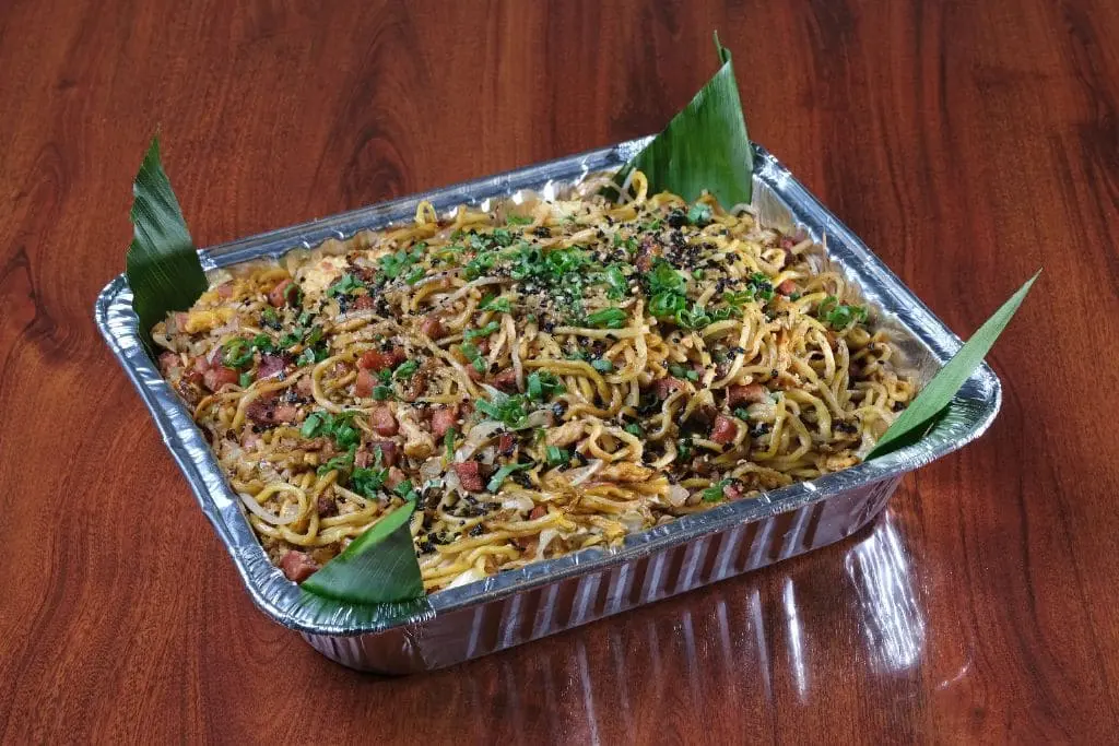Hawaiian-style saimin platter